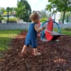 Baby mit Handmade Strampler
