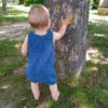 Baby mit Handmade Strampler