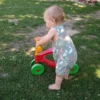 Baby mit Handmade Strampler